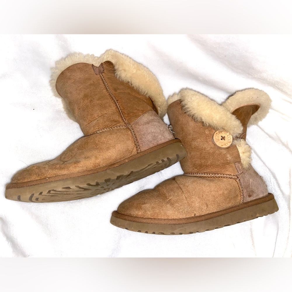 Uggs short boots Bailey button